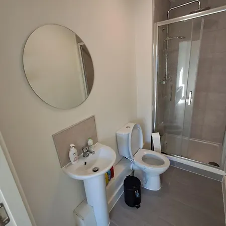 Modern Ensuite King Bedroom In