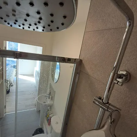 Modern Ensuite King Bedroom In サンディフォード