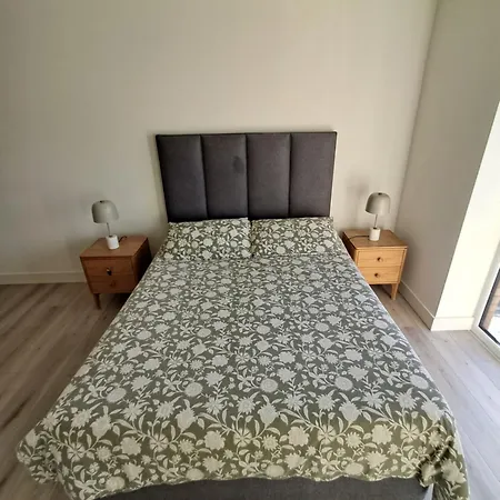 Modern Ensuite King Bedroom In ゲストハウス 3*