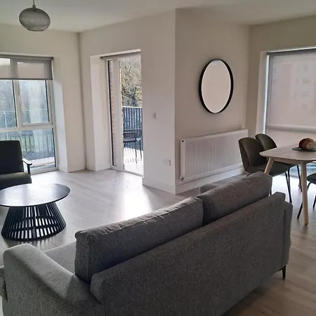 Modern Ensuite King Bedroom In サンディフォード