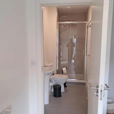 Modern Ensuite King Bedroom In ゲストハウス 3*