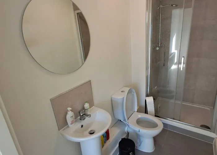 Modern Ensuite King Bedroom In