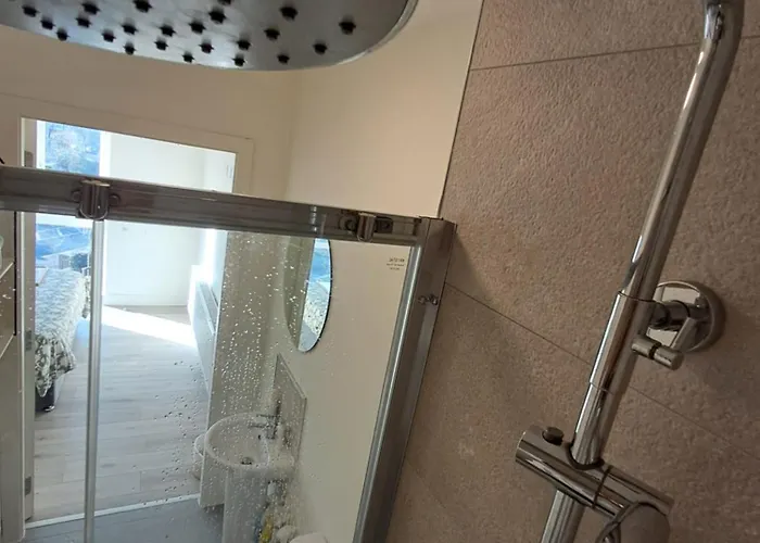 Modern Ensuite King Bedroom In サンディフォード