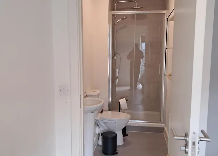 Modern Ensuite King Bedroom In ゲストハウス 3*